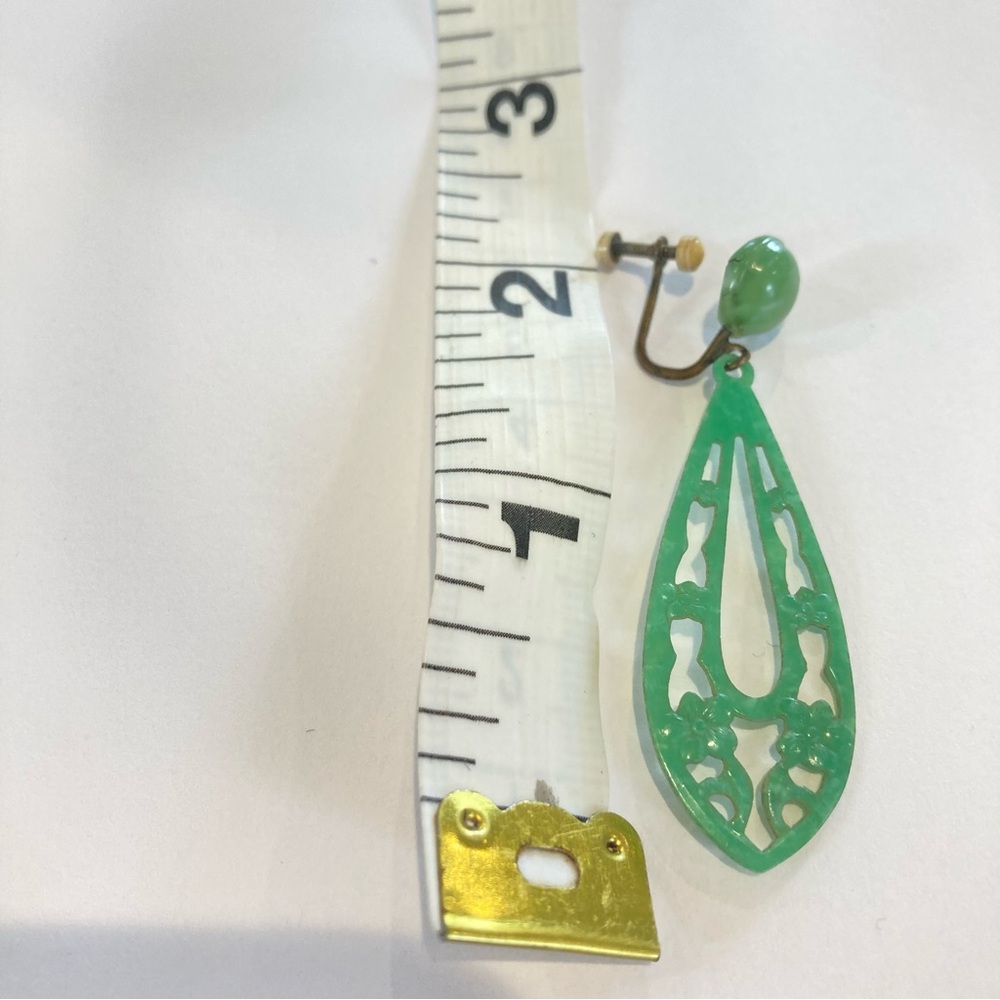 Vintage antique 1920s celluloid green dangle drop vintage screw back earrings - Picture 4 of 13